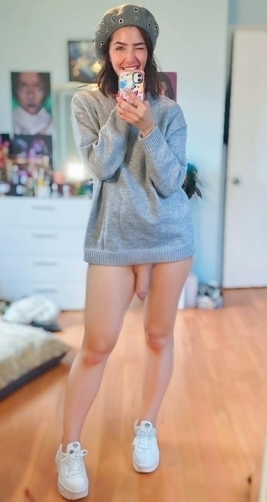 Silly cutie ASMR Glow nude dick out for a cozy bedroom selfie, MyCelebrityFakes.com